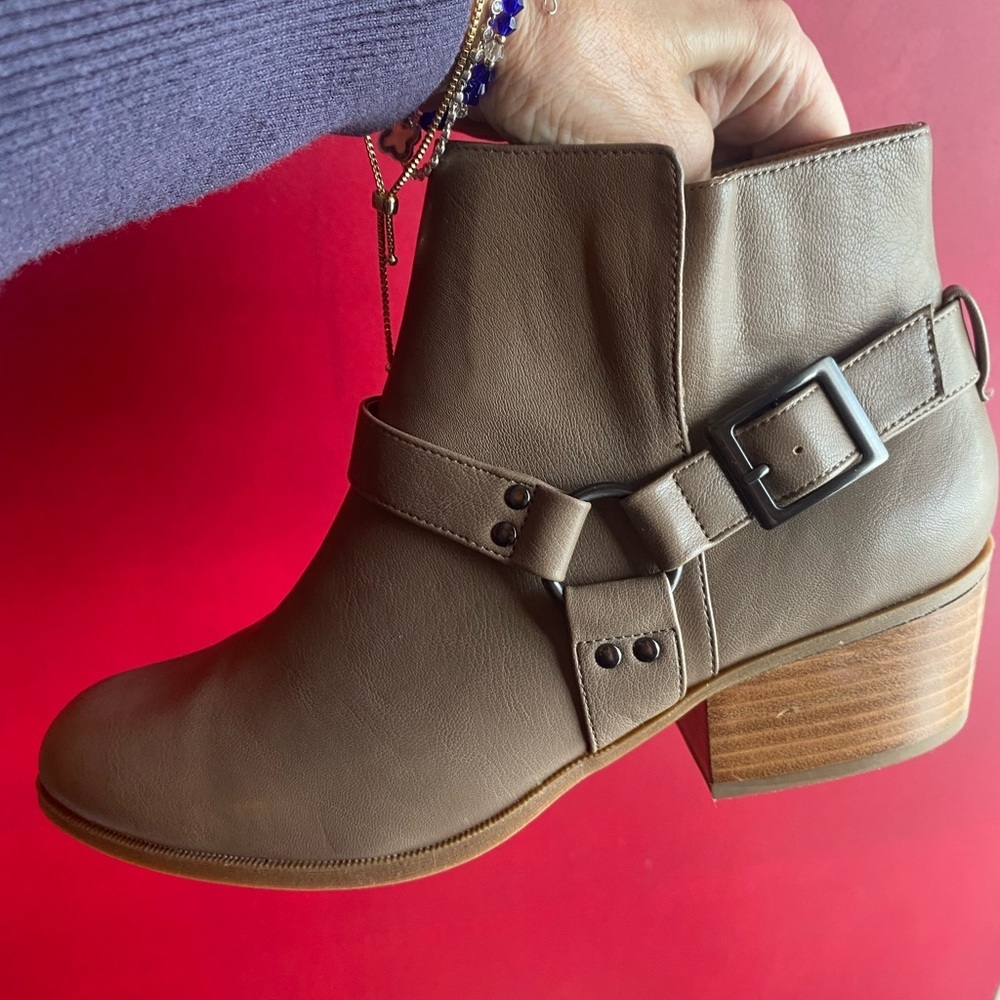 Dress Barn Melissa Beige Ankle Boots stacked 2” heel fun silver buckle NWT 9M - Picture 3 of 9
